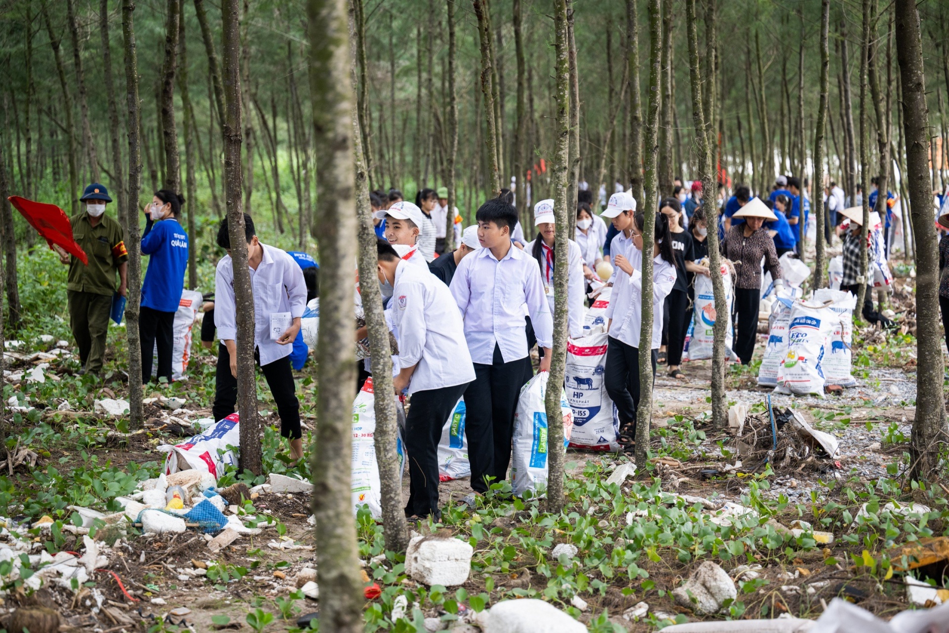 Community coastal clean-up held for Quat Lam town
