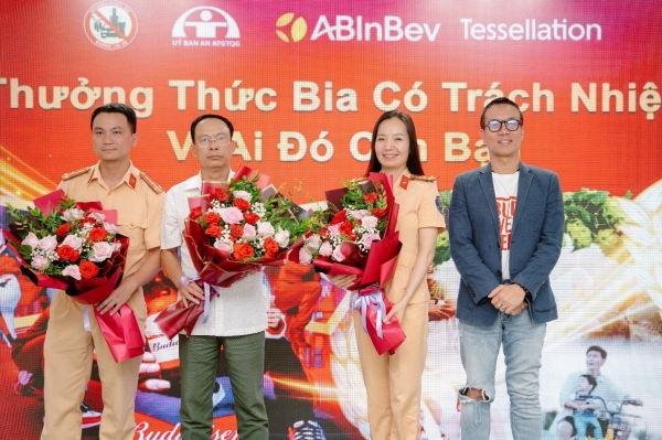 AB InBev continues to promote Global Smart Drinking culture in Hoa Binh - Vimarsana News