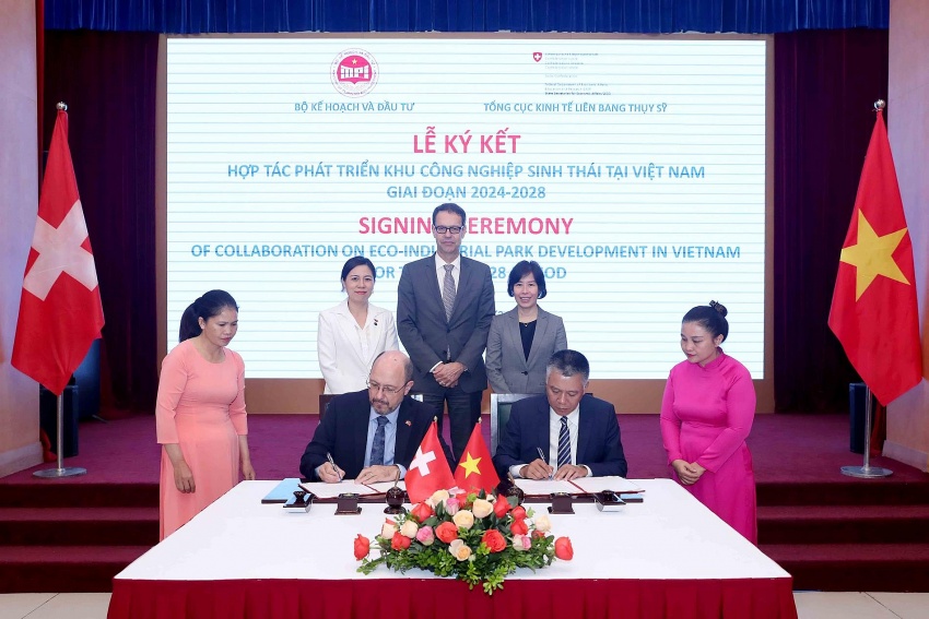 MPI and SECO shake hands for the collaboration on eco-industrial park development in Vietnam in 2024-2028
