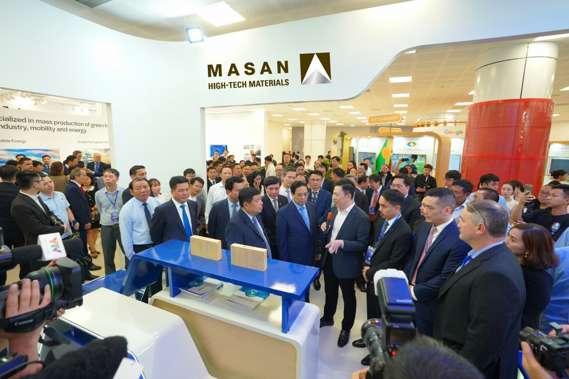 Masan High-Tech Materials' booth at Vietnam International Innovation Exhibition