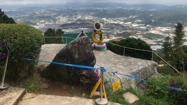 korean tourist dies after falling from cliff lam dong province