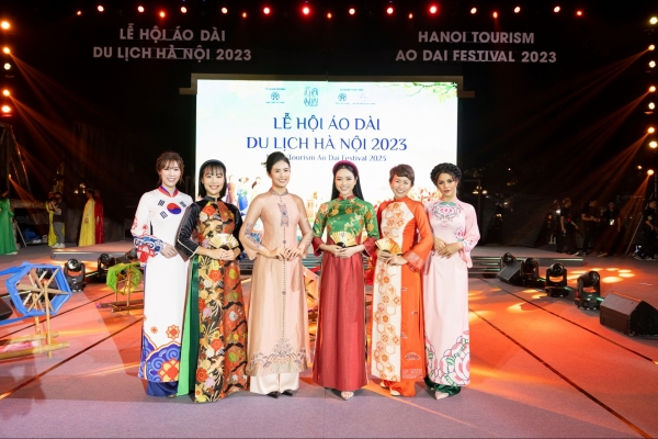 Special models welcome ao dai collection by designer Ngoc Han - Vimarsana News