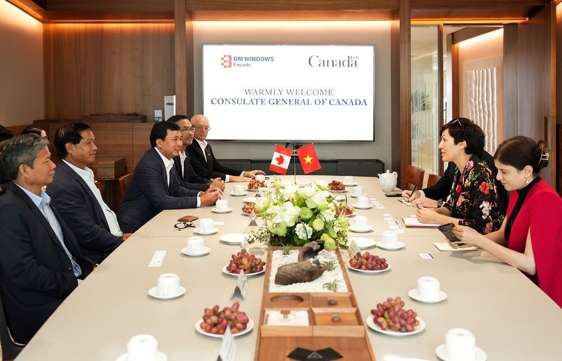 Consul general of Canada visits BM Windows