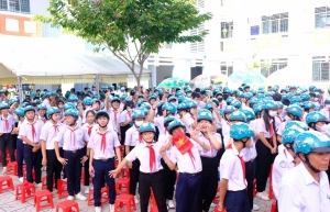 Tokio Marine Insurance donates over 2,000 helmets to Binh Duong students