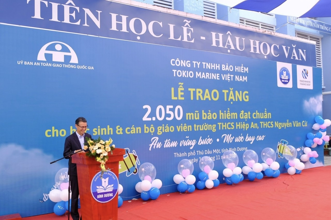 Tokio Marine Insurance Vietnam donates over 2,050 quality helmets to Binh Duong students