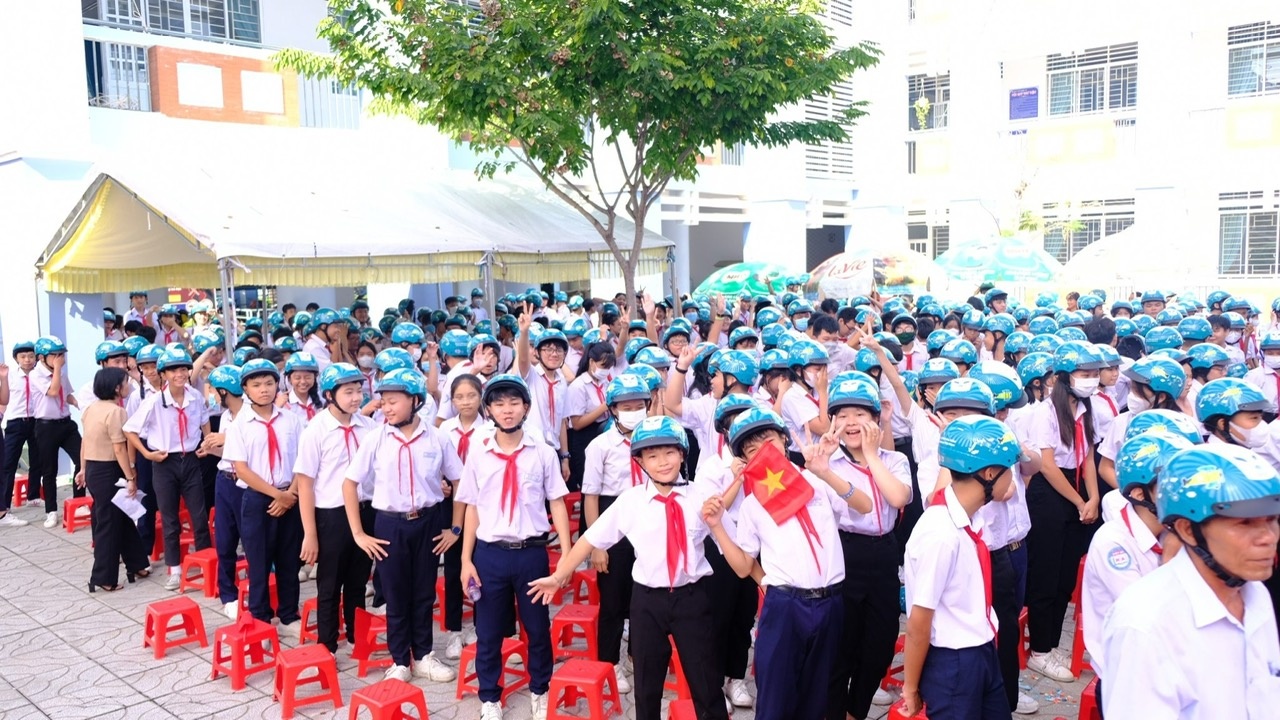 Tokio Marine Insurance Vietnam donates over 2,050 quality helmets to Binh Duong students
