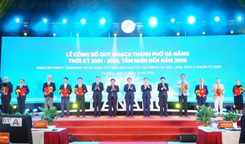 Danang awards investment certificates for projects worth nearly $400 ...