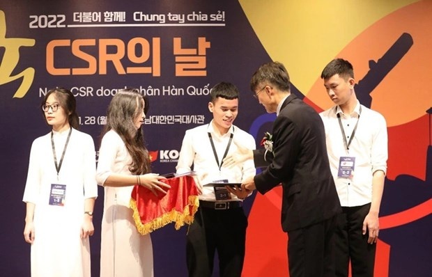 Korean firms present scholarships to Vietnamese students