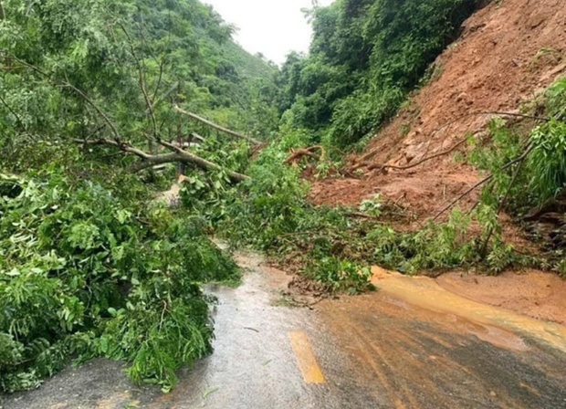 A road is blocked by a landslide in the northern mountainous province of Cao Bang. (Photo: VNA)