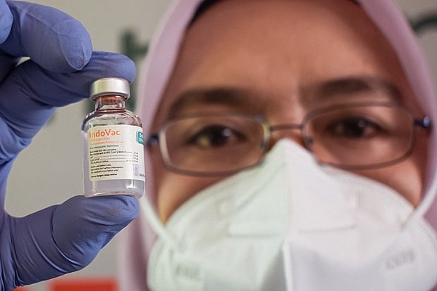 Indonesia plans fifth COVID-19 vaccine dose to high-risk groups | World | Vietnam+ (VietnamPlus)