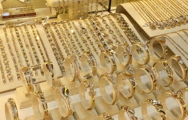 Domestic gold prices hit new record high