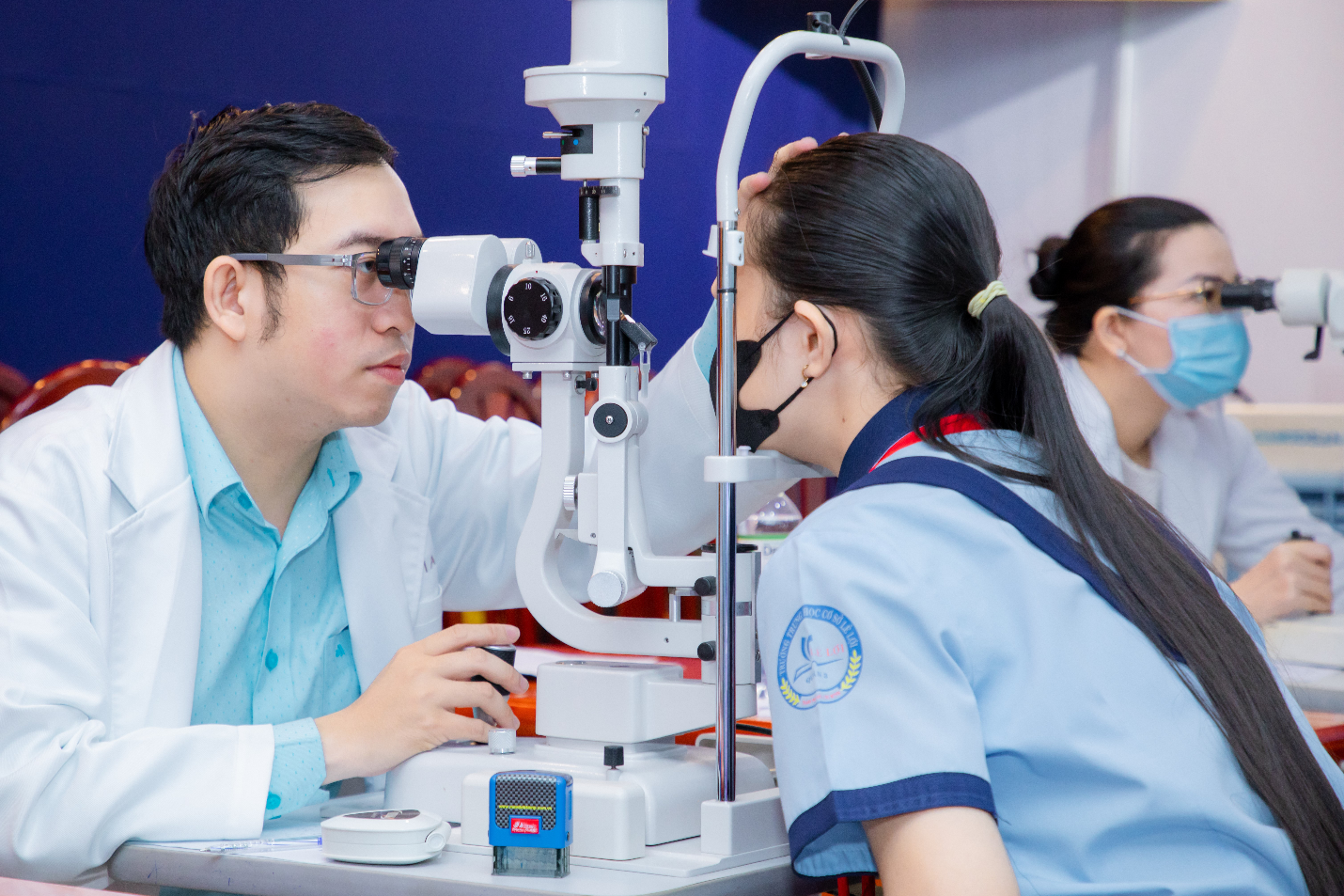 Prima Saigon gives free eye examinations to students