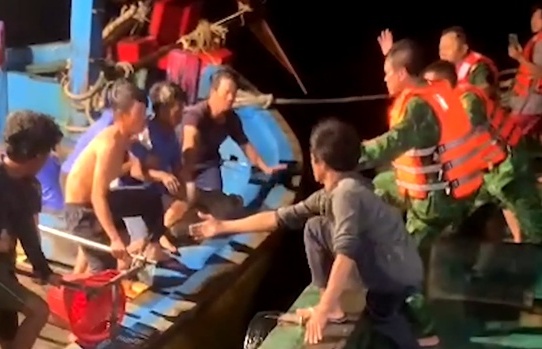 Ba Ria - Vung Tau authorities hand over 11 saved foreign sailors to consulates general