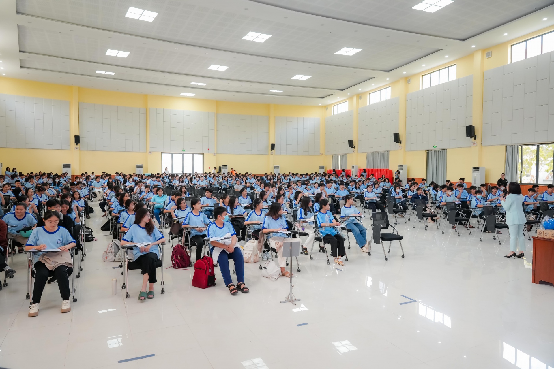 Shinhan Life Vietnam organises career orientation programme for school students