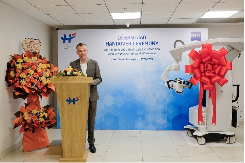 Hanoi French Hospital acquires advanced surgical microscope