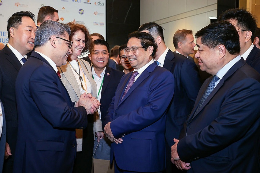 Prime Minister discussed with representatives of FDI enterprises (Photo: Nhat Bac)