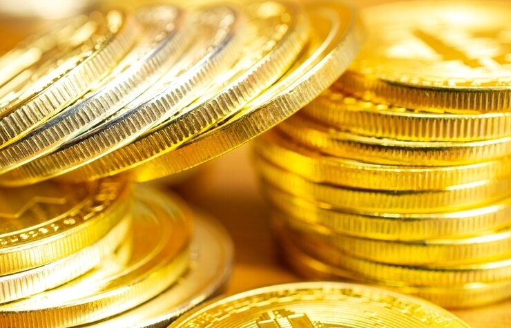 gold hits fresh record above 2200 on rate cut hopes