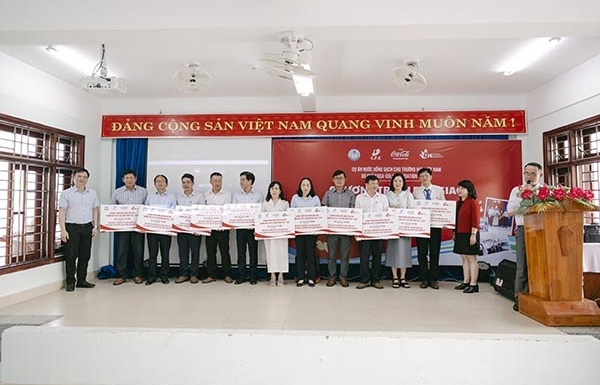 coca cola and cfc hand over 11 water filtration systems for students in danang