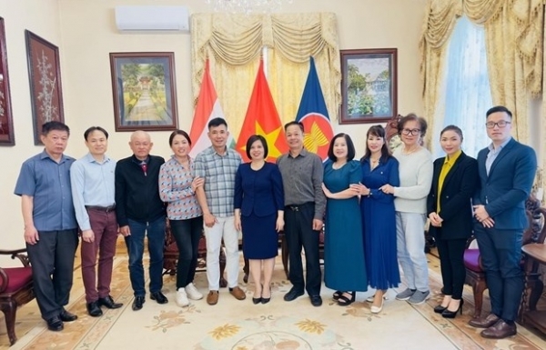 OVs in Hungary eager to join trip to Truong Sa - Vimarsana News