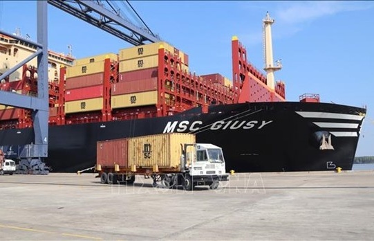 Over 170,000 DWT container ship docks at Ba Ria – Vung Tau’s deep-water port