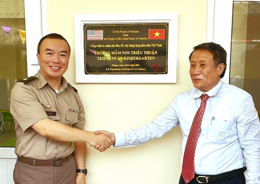 United States Office of Defense Cooperation, chief lieutenant Colonel Wei Yuan unveiled the plaque of the Trieu Thuan kindergarten with Ha Sy Dong, vice chairman of the Quang Tri Provincial People’s Committee