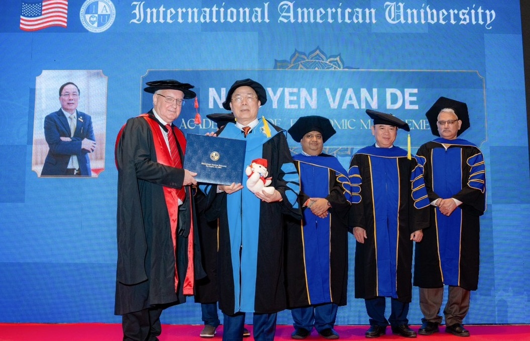 Vietnamese professor honoured in Dubai