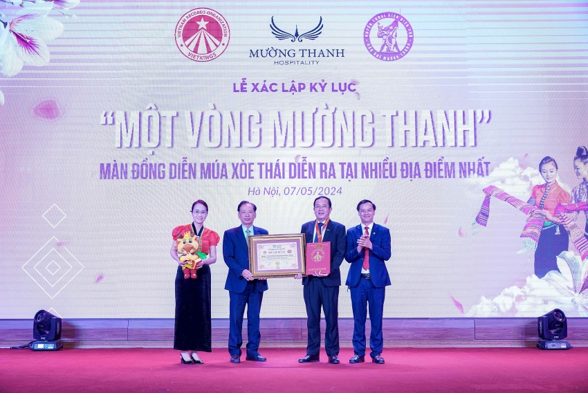 Nguyen Van Hung, deputy general director of Muong Thanh Group received the record-establishing certificate