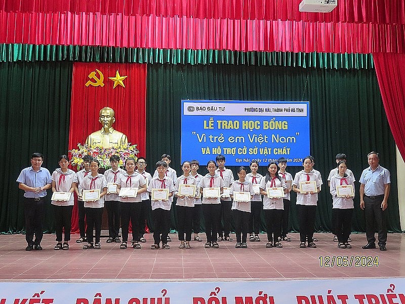 Swing for the Kids scholarships delivered to underprivileged students in Ha Tinh
