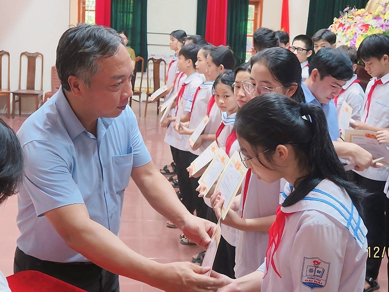 Swing for the Kids scholarships delivered to underprivileged students in Ha Tinh