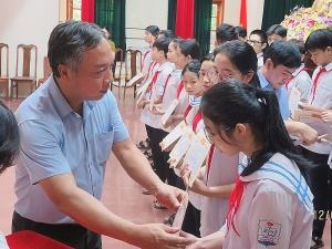 Swing for the Kids scholarships delivered to underprivileged students in Ha Tinh