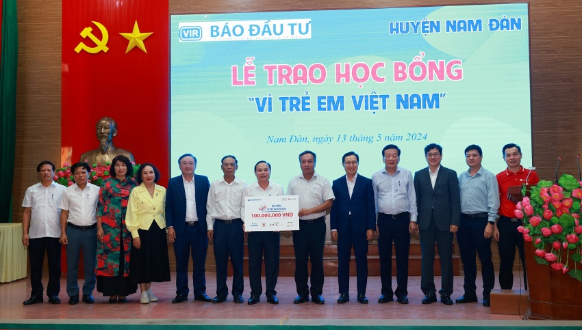 Hundreds of scholarships awarded to underprivileged students in Nghe An province