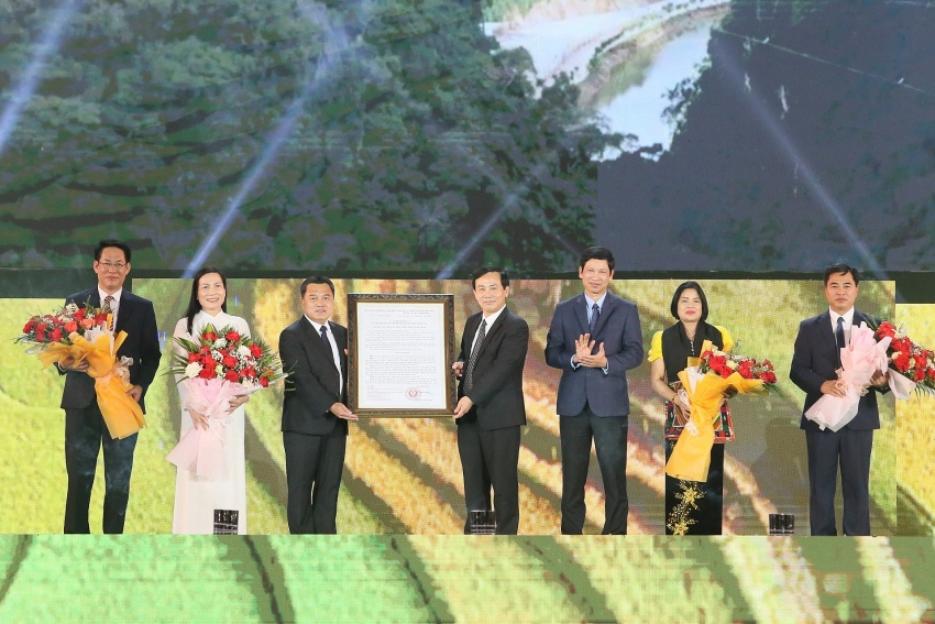 MoCST presented the decision to recognise Moc Chau national tourism area