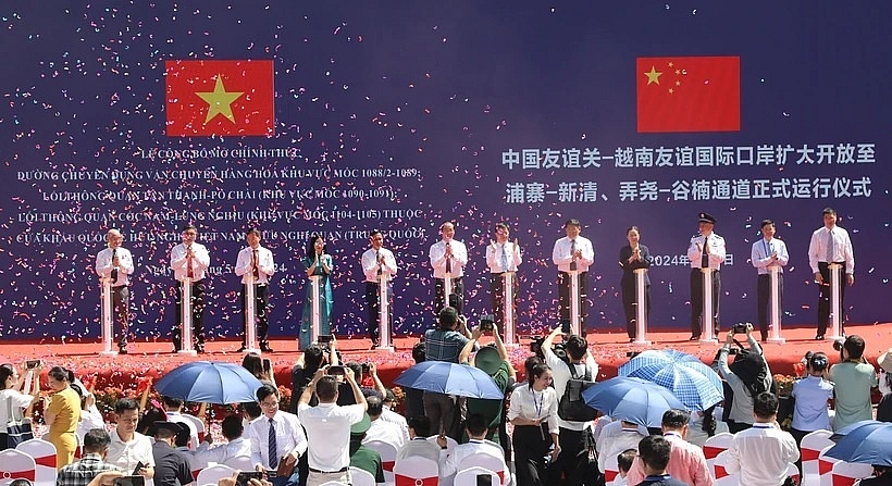 Ceremony to open three routes for freight transport and customs clearance at the international border gate pair of Huu Nghi (Vietnam) – Youyi Guan (China) (Photo: VNA)