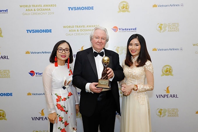 Representatives of Muong Thanh with E. Cooke, founder of the WTA awards