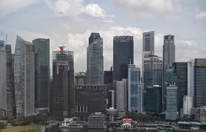 Banks in Singapore tighten management after 3-billion-USD money laundering case