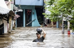 Satu tewas, dua hilang akibat banjir di Indonesia