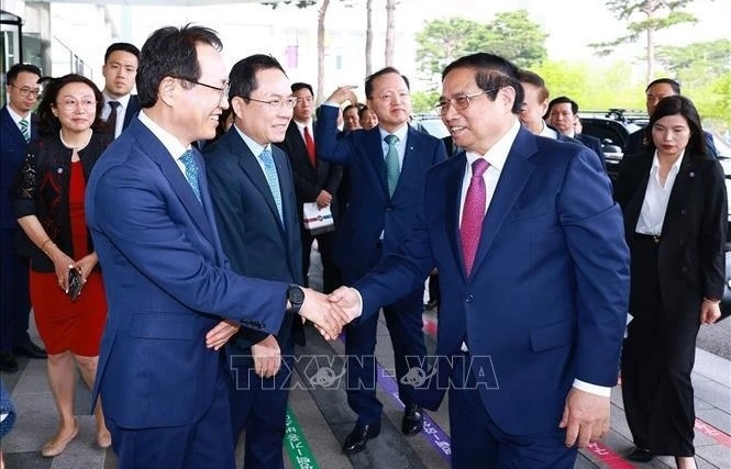 pm visits samsungs semiconductor cluster in roks gyeonggi province