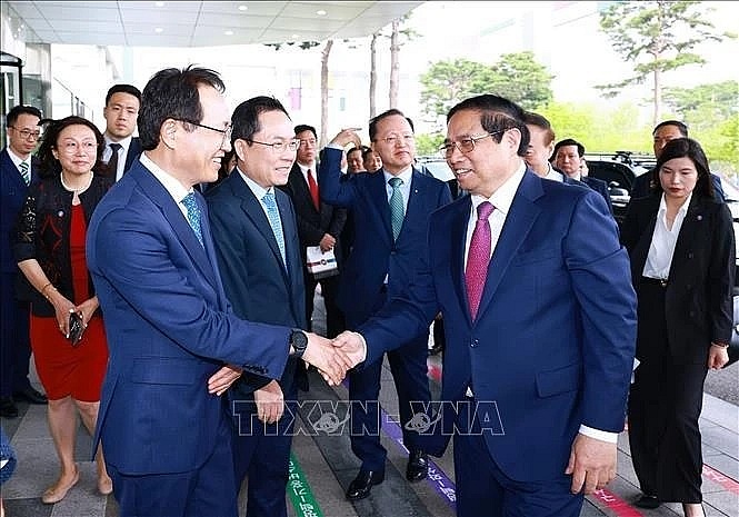 PM visits Samsung’s semiconductor cluster in RoK’s Gyeonggi province