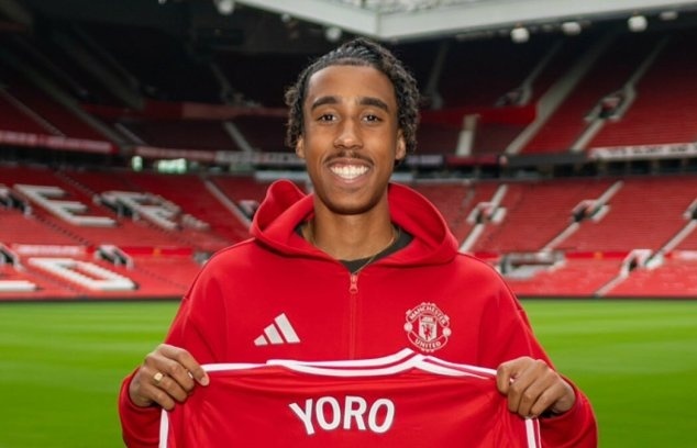 Manchester United sign 18-year-old French defender Yoro