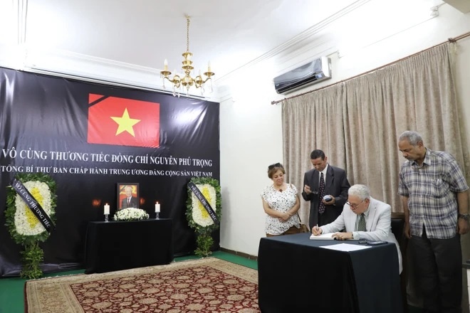 African political parties&apos; leaders sign condolence books in memory of Vietnamese Party chief