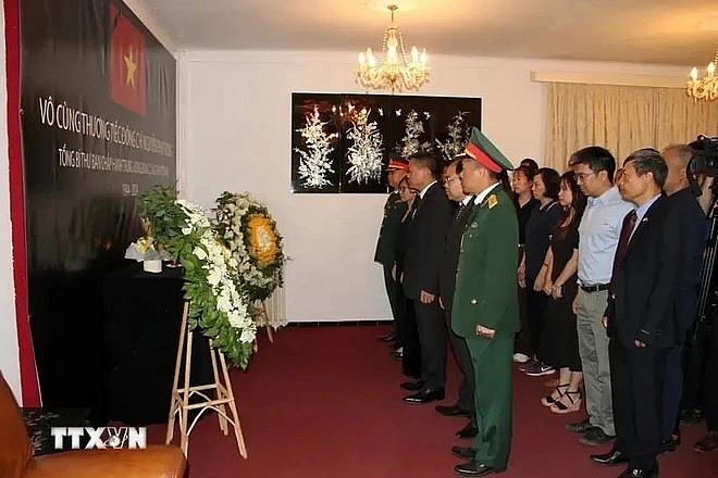 African political parties&apos; leaders sign condolence books in memory of Vietnamese Party chief