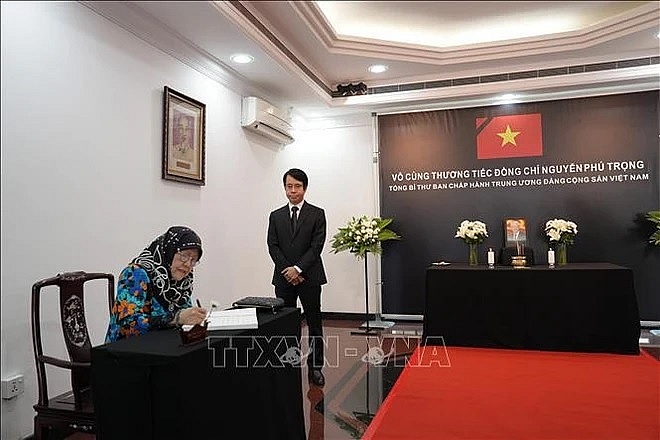 Thai PM, Bruneian Princess pay respect to late Vietnamese Party leader