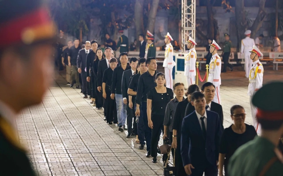 Tens of thousands line up at night to pay respects to Party General Secretary Nguyen Phu Trong