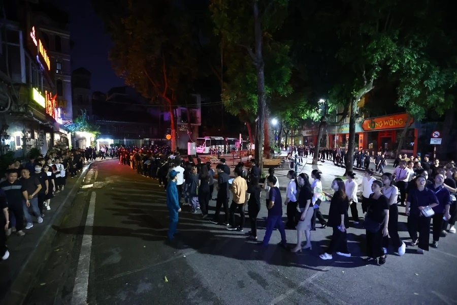 Tens of thousands line up at night to pay respects to Party General Secretary Nguyen Phu Trong