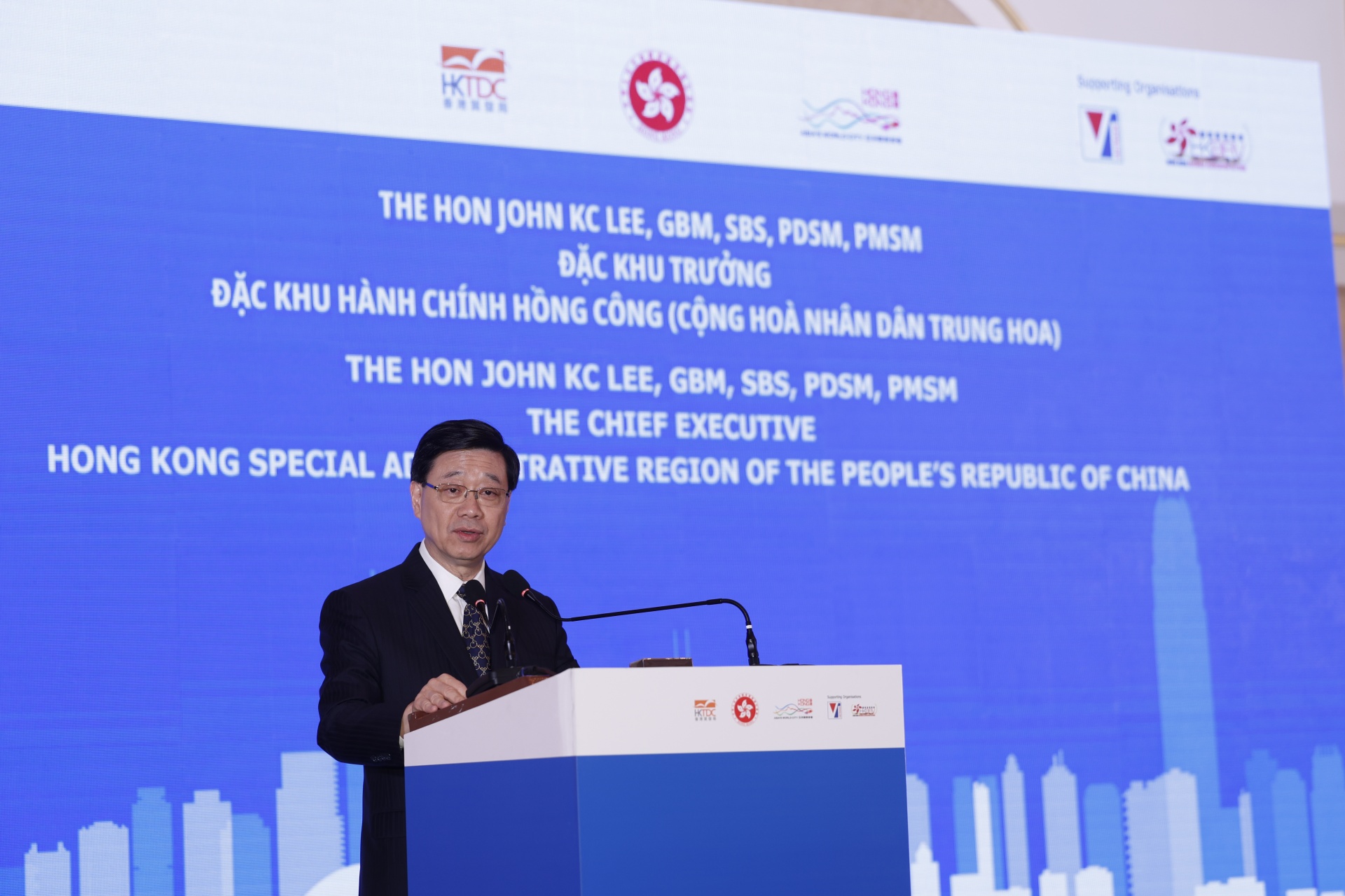 Hong Kong delegation signs 30 MoUs with Vietnamese government agencies and businesses
