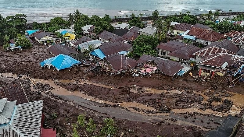 Banjir dan tanah longsor menewaskan banyak orang di Indonesia dan Thailand