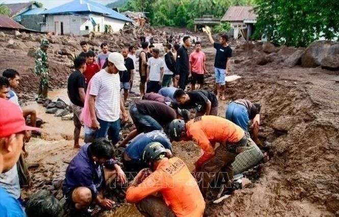 death toll in indonesias flash floods rises to 19