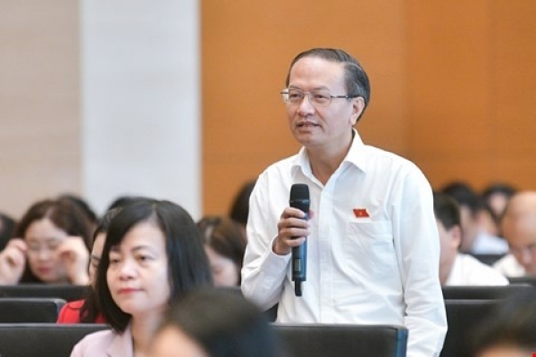 議員らが電気法の独占禁止の側面について議論
