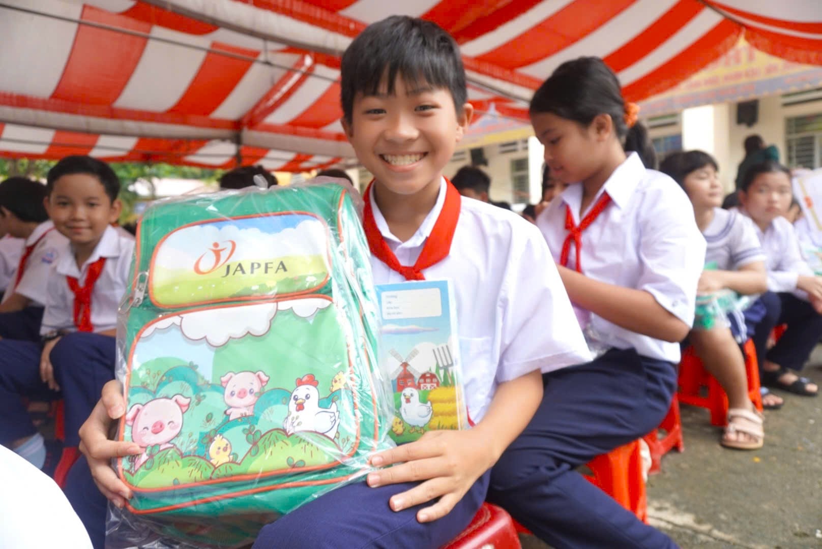 Japfa offers 300 gifts to support students on first day of school