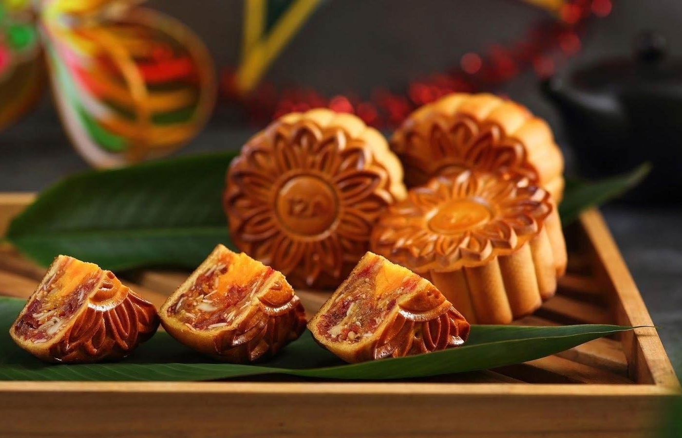 Traditional mooncakes spark interest among foreigners